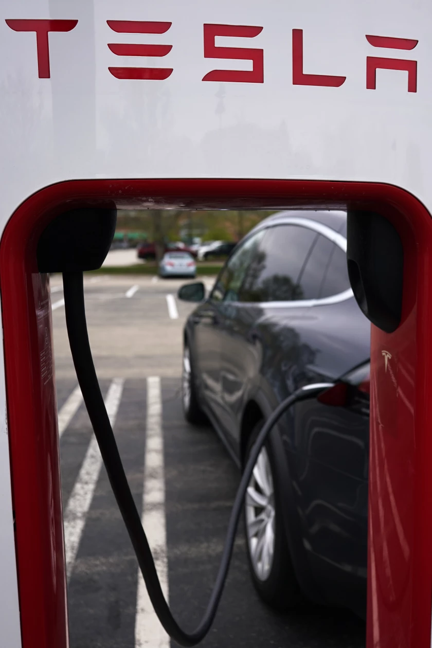 Tesla retira 130 mil vehículos por falla en pantalla
