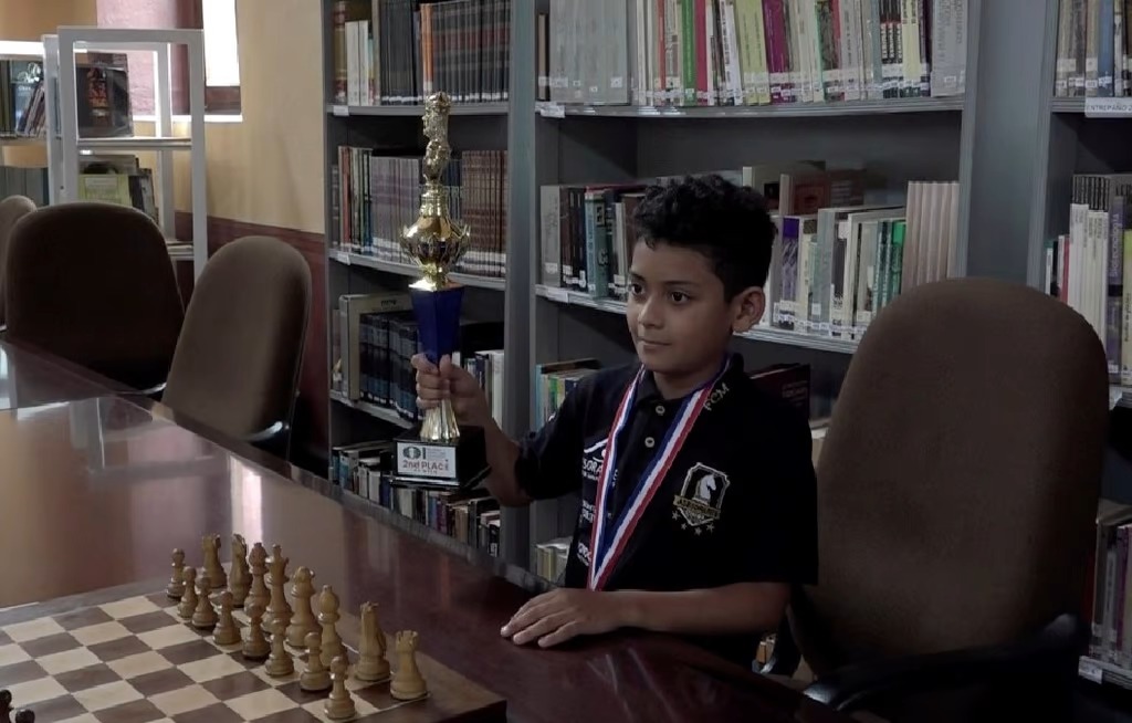 Niño mexicano ajedrez