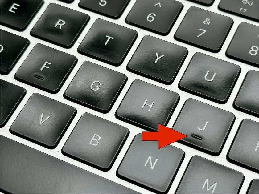 teclas F y J teclado rayas relieve historia
