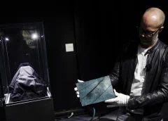 Exclusividad prehistórica sin postores: Fracasa en París la subasta del primer bolso de cuero celular de T-Rex