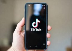 TikTok pacta con adolescente y evita juicio por adicción digital