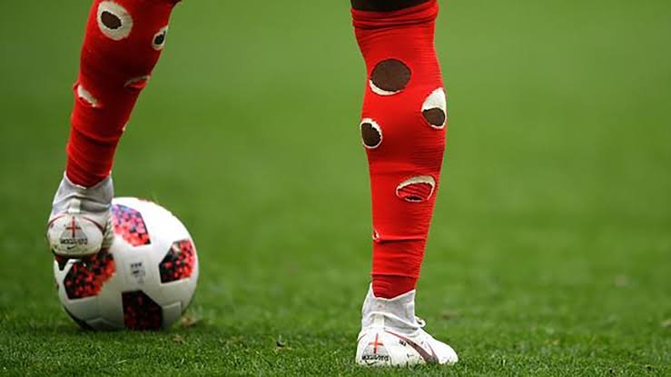 futbolistas cortan sus calcetas