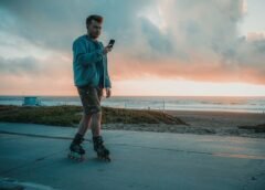 La ciencia advierte que usar el celular en la calle destruye tu postura física y potencia la ansiedad