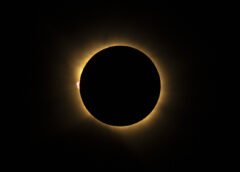 ¿Qué era el misterioso punto rojo en el eclipse? La ciencia explica este fascinante fenómeno cósmico