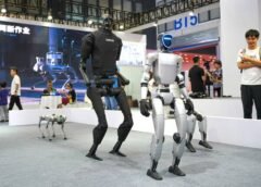 China inicia producción masiva de robots humanoides