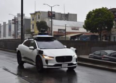 Vehículo autónomo de Waymo alerta a la policía tras detectar a pasajeros armados