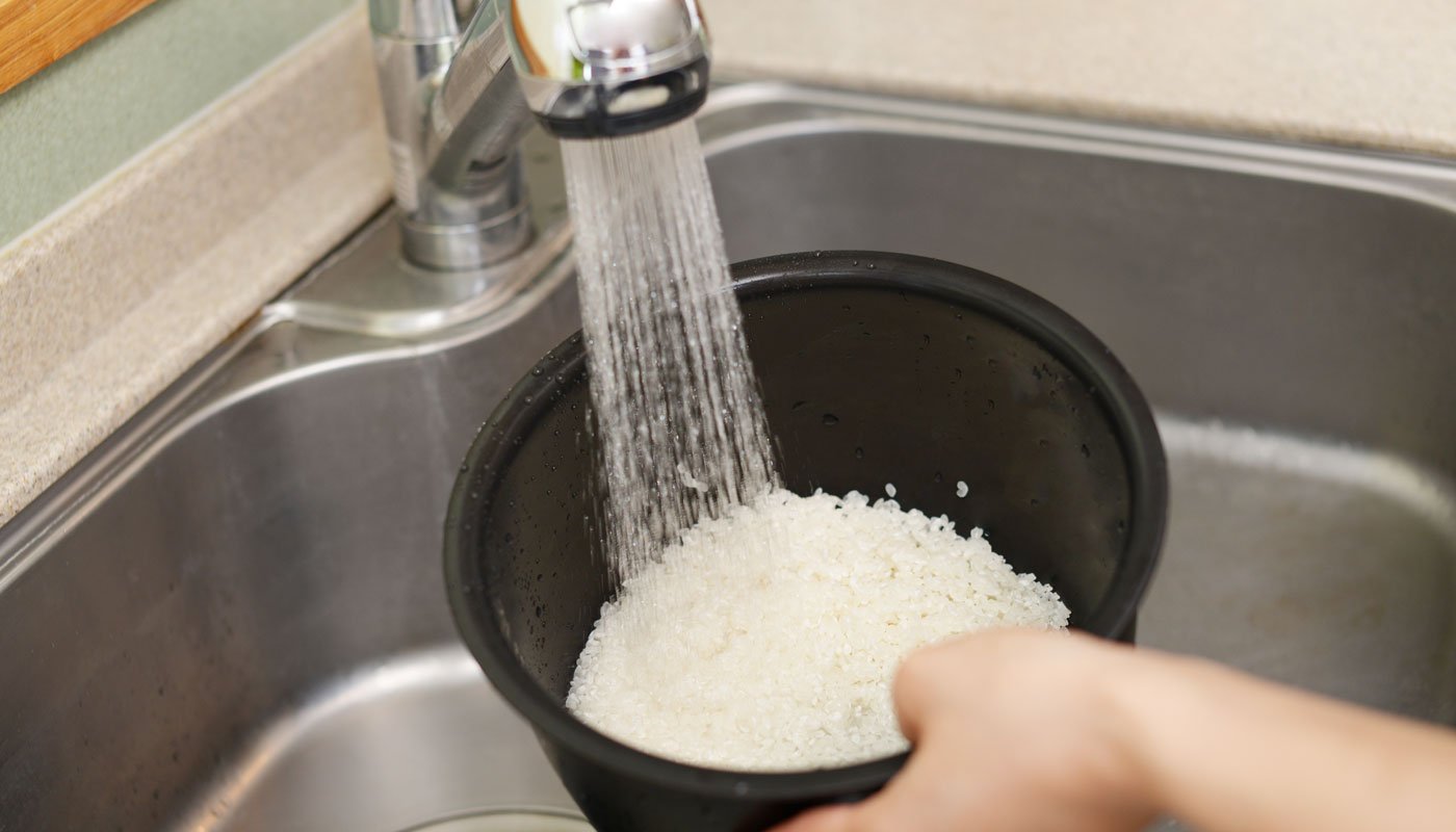 lavar el arroz