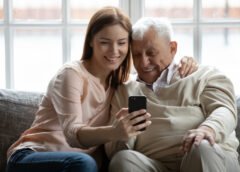 Adultos mayores usan tecnología al nivel de los jóvenes, pero son más vulnerables a los algoritmos