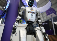 Intel obtiene permiso para mantener robots extranjeros en sus fábricas de chips en Estados Unidos Intel obtiene permiso para mantener robots extranjeros en sus fábricas de chips en Estados Unidos